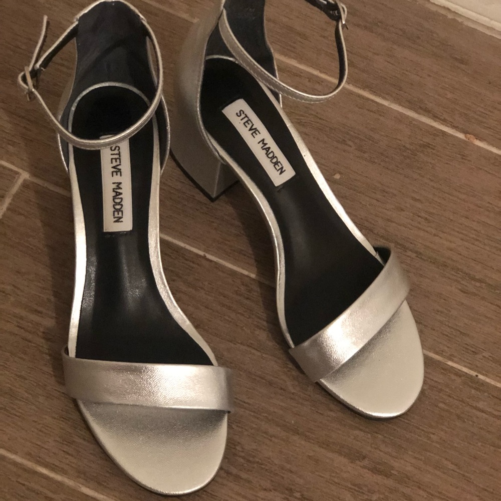 Silver low chunky heel.